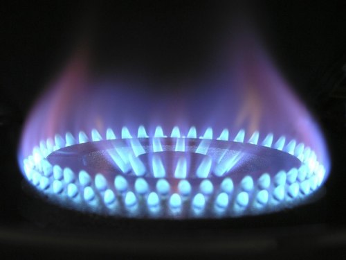 Natural gas that needs to be treated with activated carbon